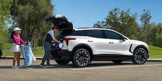 Apertura / cierre de cajuela con presencia, botón y botón remoto de Chevrolet Blazer EV 2025, camioneta SUV eléctrica